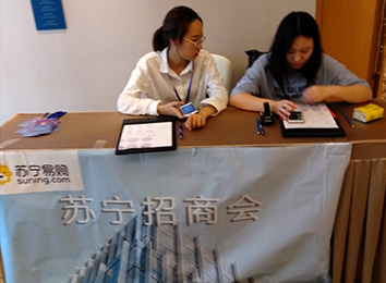 同時，它的革命性在于縮短了整個經(jīng)濟活動的中間環(huán)節(jié)，降低了交易成本，節(jié)約了社會資源。在大數(shù)據(jù)營銷機制上，招商外包公司克服了橫在生產(chǎn)者和消費者之間的時間、空間障礙，弱化了存在于二者之間的各種中間環(huán)節(jié)和渠道