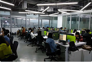 也不需要龐大的零售商業(yè)職工隊伍，因而降低了商品的銷售成本價格，也就降低了顧客購買的貨幣成本，另一方面，數(shù)據(jù)營銷通過直接媒體和直接手段及時向消費者傳遞商品信息，降低了消費者搜尋信息的時間成本與精力成本