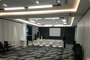 網(wǎng)絡本身就具有快速、高效、低成本的特點，在互聯(lián)網(wǎng)上信息資源共享，進入障礙為零，作為一種新的傳播形式，網(wǎng)絡具有一對一的互動特性，這是對傳統(tǒng)傳播方式面對大量受眾特征的突破